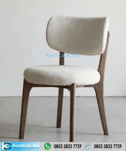 Kursi Vintage Kayu dengan Bantalan Nyaman